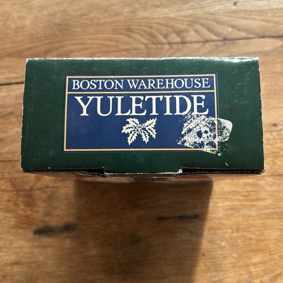 Boston Warehouse Yuletide Santa Salt and Pepper Shakers - Picture 5 of 5